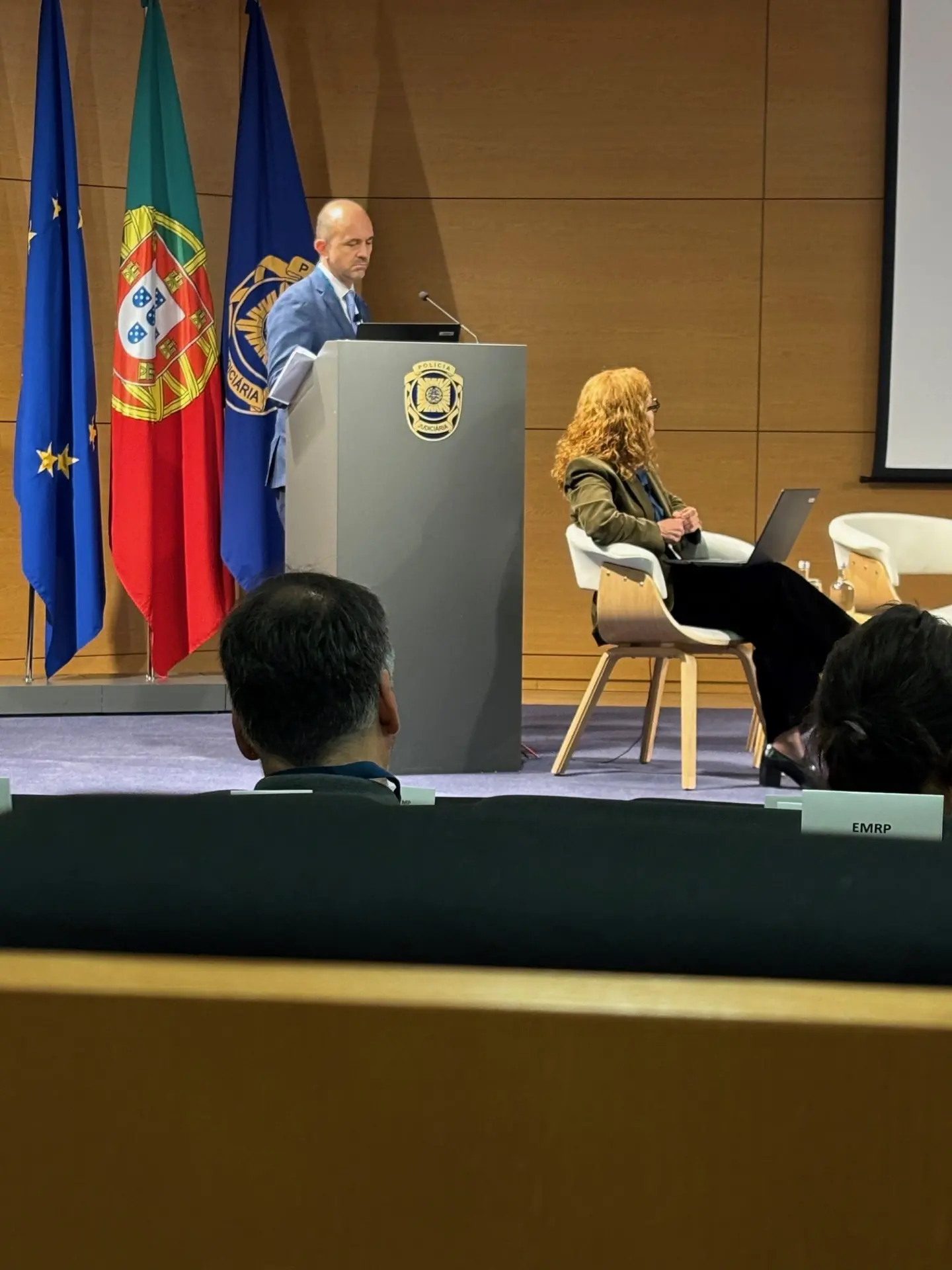 Imagem ilustrativa encontro “Proteção dos interesses financeiros da União Europeia – Estratégias e técnicas de investigação à fraude com fundos europeus”, que teve lugar nas instalações da Polícia Judiciária, nos dias 19 e 20 de novembro